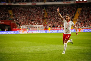 Matty Cash, Polonya ve Finlandiya milli takımları arasında oynanan Dünya Kupası 2026 Avrupa ön eleme maçında gol attıktan sonra kutlama yaparken görüldü (Maciej Rogowski / Ball Raw Images)