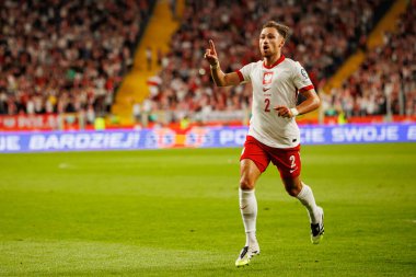 Matty Cash, Polonya ve Finlandiya milli takımları arasında oynanan Dünya Kupası 2026 Avrupa ön eleme maçında gol attıktan sonra kutlama yaparken görüldü (Maciej Rogowski / Ball Raw Images)