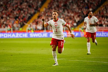 Matty Cash, Polonya ve Finlandiya milli takımları arasında oynanan Dünya Kupası 2026 Avrupa ön eleme maçında gol attıktan sonra kutlama yaparken görüldü (Maciej Rogowski / Ball Raw Images)