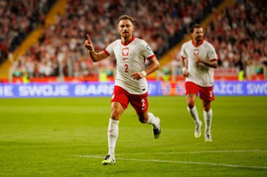 Matty Cash, Polonya ve Finlandiya milli takımları arasında oynanan Dünya Kupası 2026 Avrupa ön eleme maçında gol attıktan sonra kutlama yaparken görüldü (Maciej Rogowski / Ball Raw Images)