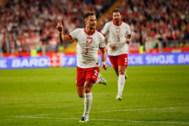 Matty Cash, Polonya ve Finlandiya milli takımları arasında oynanan Dünya Kupası 2026 Avrupa ön eleme maçında gol attıktan sonra kutlama yaparken görüldü (Maciej Rogowski / Ball Raw Images)