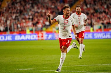 Matty Cash, Polonya ve Finlandiya milli takımları arasında oynanan Dünya Kupası 2026 Avrupa ön eleme maçında gol attıktan sonra kutlama yaparken görüldü (Maciej Rogowski / Ball Raw Images)