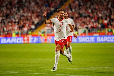 Matty Cash, Polonya ve Finlandiya milli takımları arasında oynanan Dünya Kupası 2026 Avrupa ön eleme maçında gol attıktan sonra kutlama yaparken görüldü (Maciej Rogowski / Ball Raw Images)