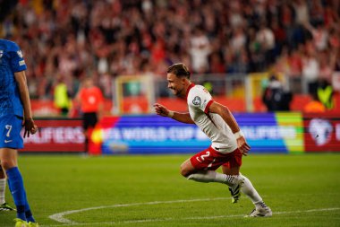 Matty Cash, Polonya ve Finlandiya milli takımları arasında oynanan Dünya Kupası 2026 Avrupa ön eleme maçında gol attıktan sonra kutlama yaparken görüldü (Maciej Rogowski / Ball Raw Images)