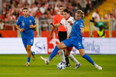 Jakub Kaminski ve Ville Koski, Polonya ve Finlandiya milli takımları arasında oynanan Dünya Kupası 2026 Avrupa ön eleme maçında görüldü (Maciej Rogowski / Ball Raw Images)