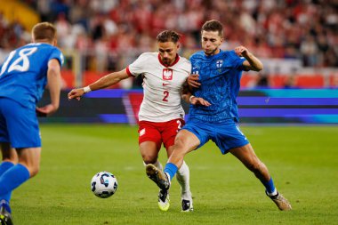 Matty Cash ve Adam Markhiev, Polonya ve Finlandiya milli takımları arasında oynanan Dünya Kupası 2026 Avrupa ön eleme maçında görüldü (Maciej Rogowski / Ball Raw Images)