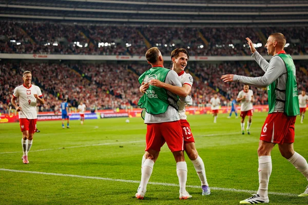 Jakub Kaminski ve Kamil Grosicki, Polonya ve Finlandiya milli takımları arasında oynanan 2026 Dünya Kupası Avrupa ön eleme maçında gol attıktan sonra kutlama yaparken görüldü. (Maciej Rogowski / Ball Raw Images)