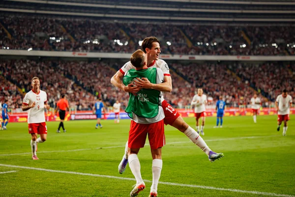Jakub Kaminski ve Kamil Grosicki, Polonya ve Finlandiya milli takımları arasında oynanan 2026 Dünya Kupası Avrupa ön eleme maçında gol attıktan sonra kutlama yaparken görüldü. (Maciej Rogowski / Ball Raw Images)