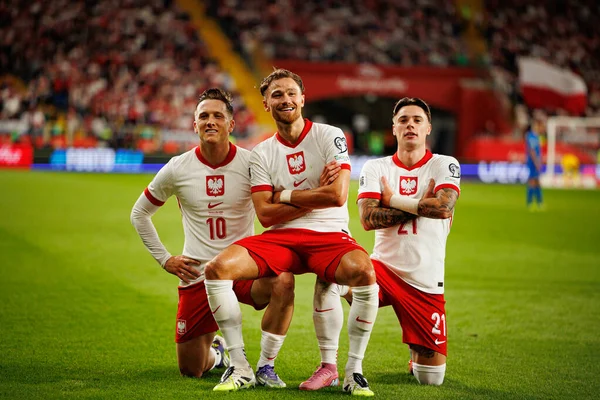 Piotr Zielinski, Matty Cash ve Nicola Zalewski, Polonya ve Finlandiya milli takımları arasında oynanan Dünya Kupası 2026 Avrupa ön eleme maçında gol attıktan sonra kutlama yaparken görüldü (Maciej Rogowski / Ball Raw Images)