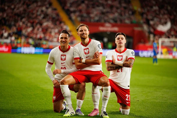 Piotr Zielinski, Matty Cash ve Nicola Zalewski, Polonya ve Finlandiya milli takımları arasında oynanan Dünya Kupası 2026 Avrupa ön eleme maçında gol attıktan sonra kutlama yaparken görüldü (Maciej Rogowski / Ball Raw Images)