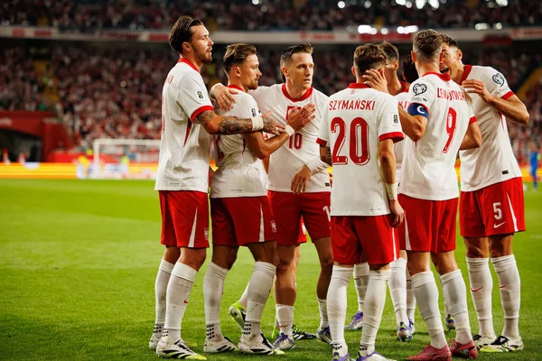 Polonyalı oyuncular, Polonya ve Finlandiya milli takımları arasında oynanan Dünya Kupası 2026 Avrupa ön eleme maçında Matty Cash 'ten gol üstüne gol atarken görüldü (Maciej Rogowski / Ball Raw Images)