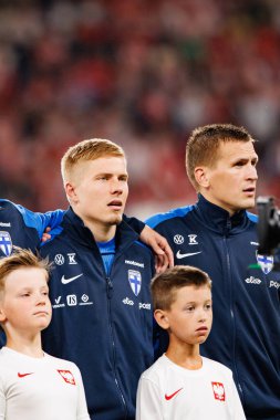 Jere Uronen ve Renan Lod, Polonya ve Finlandiya milli takımları arasında oynanan Dünya Kupası 2026 Avrupa ön eleme maçında görüldü (Maciej Rogowski / Ball Raw Images)