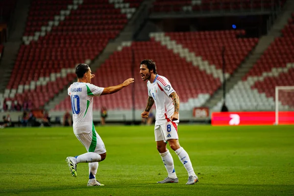 Giacomo Raspadori ve Sandro Tonali, İsrail ve İtalya milli takımları arasında oynanan 2026 Dünya Kupası Avrupa ön eleme maçında gol attıktan sonra kutlama yaparken görüldü (Maciej Rogowski / Ball Raw Images)