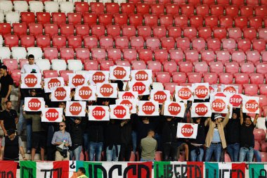 İtalya taraftarları, İsrail ve İtalya milli takımları (Maciej Rogowski / Ball Raw Images) arasında oynanan 2026 Dünya Kupası Avrupa ön eleme maçında protesto gösterileri izlediler.)