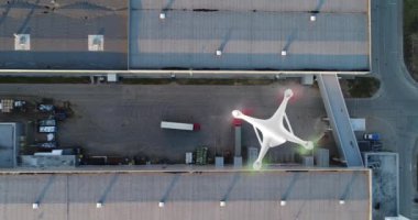 Hava. Kavram video. Üstten görünüm delyvery dronun merkezi sıralama iniş. Kırmızı kamyon bekleyen Yükleme Merkezi sıralama yönü.