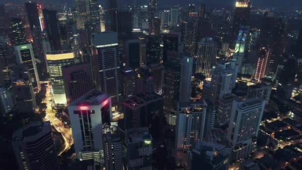 Luchtfoto. Filmische stijl video van Kuala Lumpur stad cener op moment van de nacht. — Stockvideo