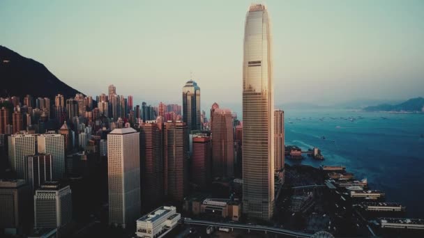 AERIAL. Vídeo de contraste de altura cinematográfica. vista superior da cidade de Hong Kong — Vídeo de Stock