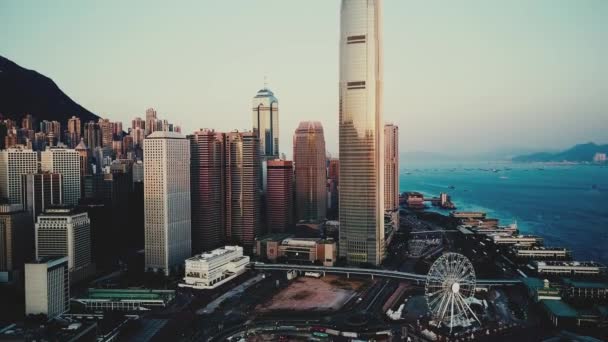 AERIAL. Vídeo de contraste de altura cinematográfica. vista superior da cidade de Hong Kong — Vídeo de Stock