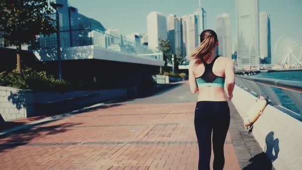 Lassú mozgás. Városi nő fut a város Hong Kong. A stílus. — Stock videók