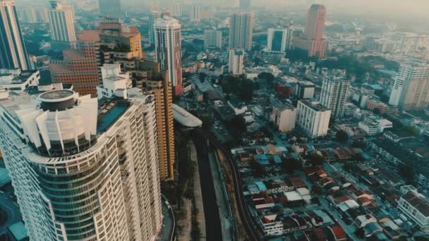 АВЕРІАЛ. Кінематичний стиль міста Куала-Лумпур з дрона. Жовто - сині кадри. — стокове відео