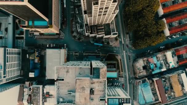 AERIAL. Filmstil der Stadt Kuala Lumpur von der Drohne aus. Farbmaterial in gelb - blau. — Stockvideo