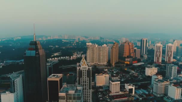 AERIAL. Estilo cinematográfico de la ciudad de Kuala Lumpur desde el dron. Amarillo - imágenes de color azul. — Vídeo de stock