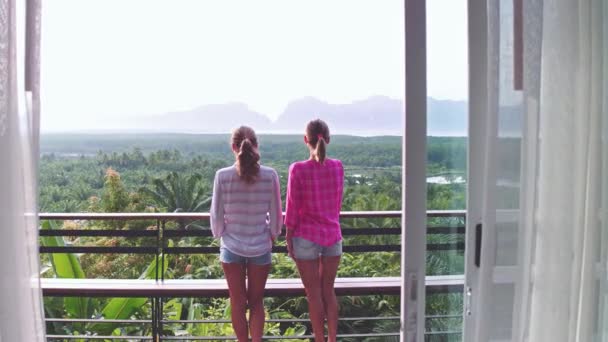 Δύο Όμορφη Γυναίκα Απολαμβάνοντας Θέα Από Μπαλκόνι Στη Ζούγκλα Στο — Αρχείο Βίντεο