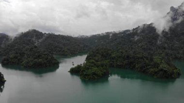 Robot havadan çekim, en iyi görünümü Khao Sok Milli parkının bu deniz gibi insanlar için başka bir yer. Adanın bir doğa rezerv., Surat Thani, Tayland olduğunu
