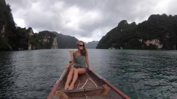 Mooi meisje reizen per boot in tropische bergmeer, de wind wapperen haren. Zomer reizen concept, Thailand, Cheow lan lake — Stockvideo
