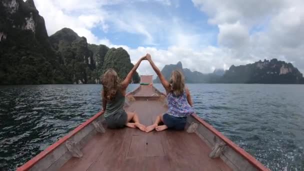 Dos mujeres felices viajando en barco y disfrutando del sol. Koh Hong, Tailandia — Vídeos de Stock