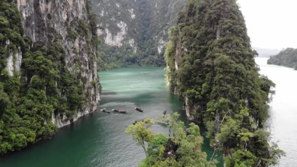 DRONY letecký pohled na záběru, nejvyšší národní Park Khao Sok, to je další destinace pro lidi, kteří mají rádi moře. Ostrov je přírodní rezervace., Surat Thani, Thajsko — Stock video