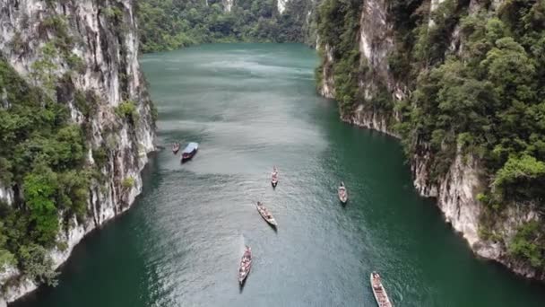 Drone ptaka shot, top z Parku Narodowego Khao Sok jest inny miejsce dla ludzi, którzy lubią morze. Wyspa jest natura rezerwy., Surat Thani, Tajlandia — Wideo stockowe