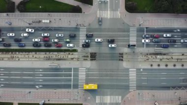 Trafik sıkışıklığı görünümünü bir yol ve trenin hava üstünü. 4k video