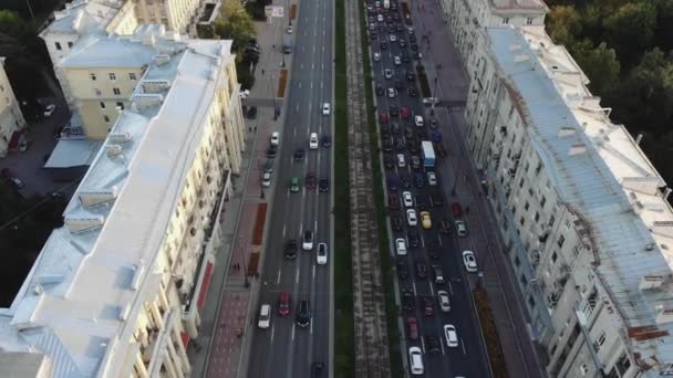 AERIAL. Вид на город в киностиле с перекрестками и дорогами, домами, зданиями, парками и парковками, мостами. Городской пейзаж. Коптер . — стоковое видео