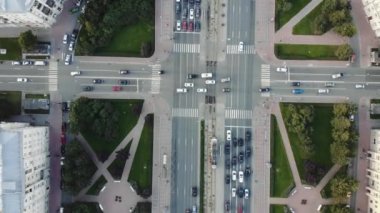 Hava. Sinema tarzı şehir kavşak ve yol, evleri, binaları, parkları ve otoparklar, köprü manzaralı. Kentsel peyzaj. Helikopter vurdu.