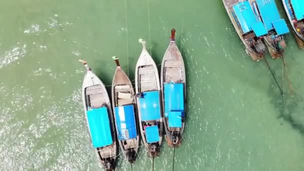 Εναέρια θέα πάνω από την ομάδα της long ουράς βάρκες με όμορφη θέα στη θάλασσα και στην παραλία, κορυφαία θέα από drone, Koh Lipe νησί, Σατούν, Ταϊλάνδη. — Αρχείο Βίντεο