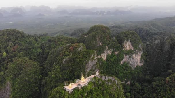 Luchtfoto van hight groene bergen in thailand bij zonsopgang — Stockvideo