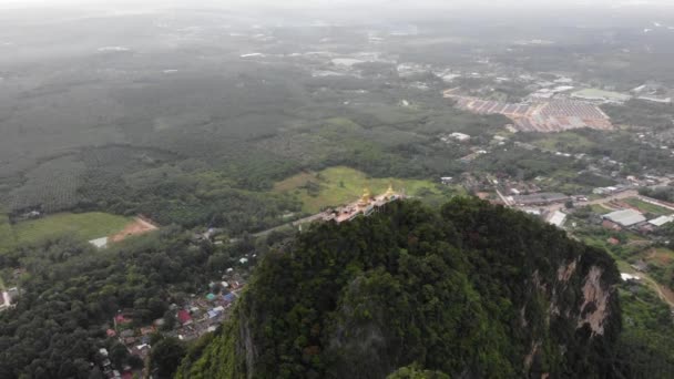 Veduta aerea di alte montagne verdi in Thailandia all'alba — Video Stock