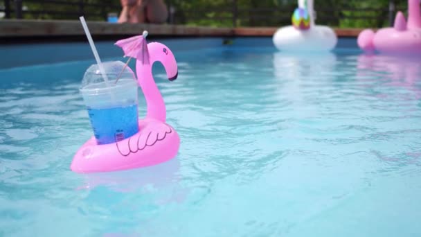 Blauwe cocktail in het zwembad. — Stockvideo