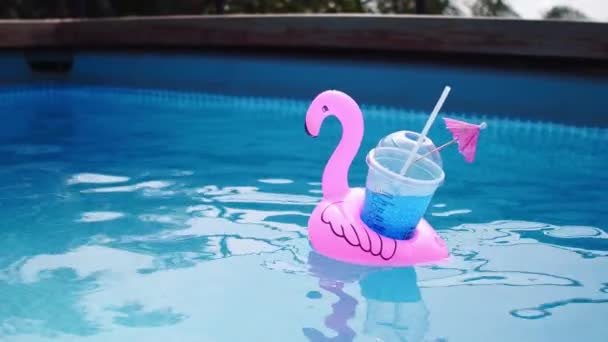 Blauer Cocktail im Pool. — Stockvideo