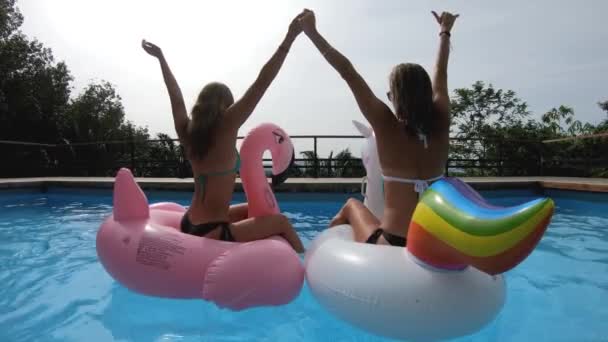 プール付きのプライベートヴィラでパーティーをしている2人の友人-美しい空気のマットレスで凍える幸せな若者 — ストック動画