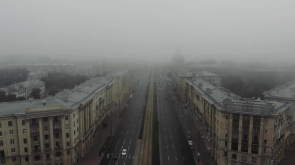 Antény. Pohled shora na zamlžené město stvol na Evropu. — Stock video
