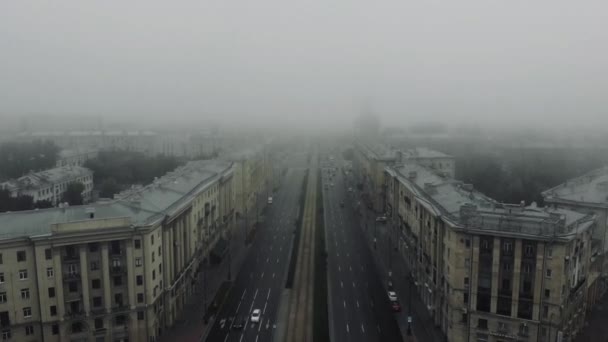 Utsikt över avenue i höjd regn i höstens tid. — Stockvideo