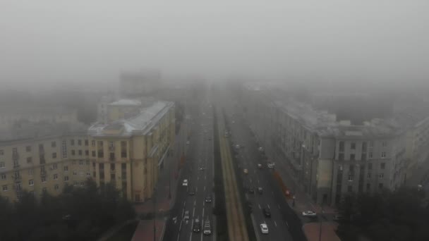 Luchtfoto. Bovenaanzicht van mistige stad scape op Europa. — Stockvideo