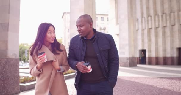 Veselý mezinárodní pár procházel městem dohromady — Stock video