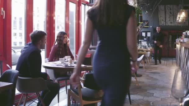 Des jeunes gens d'affaires du groupe se sont réunis pour discuter d'idées créatives au Café. Bureau de processus de travail de remue-méninges. Utilisation des gadgets électroniques modernes . — Video