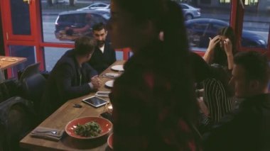 Yemekten sonra meslektaşları ile çalışma.