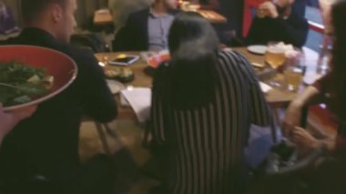 Garson siparişi akşam akşam yemeği için kişi grubu için getiriyor..