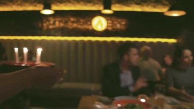 Doğum günü. Garson bir pasta mumlar ile getiriyor.