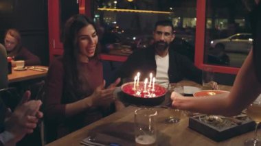 Doğum günü. Kız darbeler uzak mumlar.